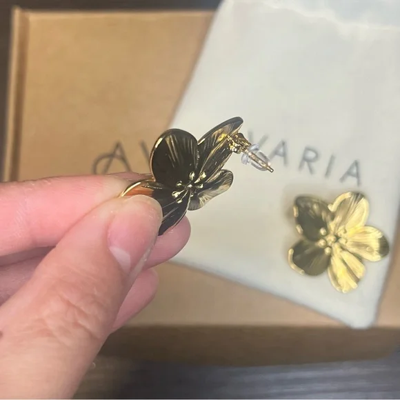 ALLYSA FLOWER GOLD EARRINGS WATERPROOF

 NWT - Picture 4 of 4